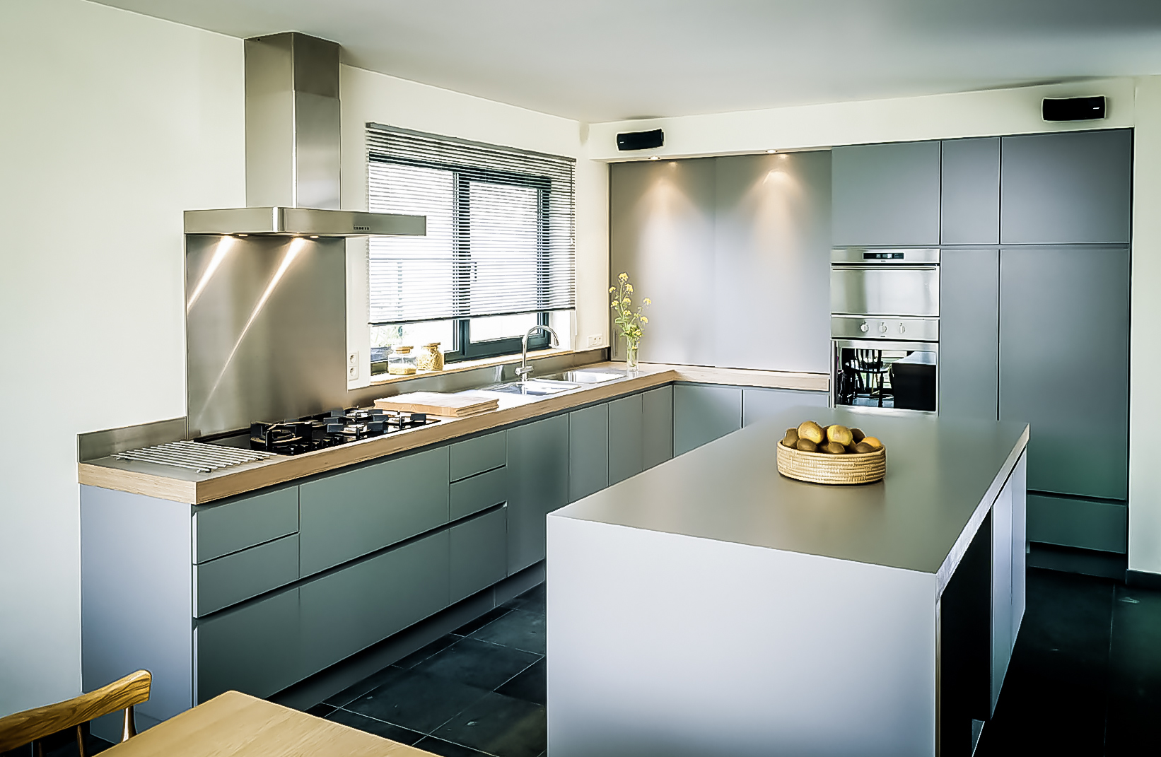 barek wolmostojący ,fronty MDF, klapy aluminiowe, aventos hf, szuflady tandembox z cichym domykiem, cokół aluminiopodobny, piekarnik i microfala zabudowane w słupku